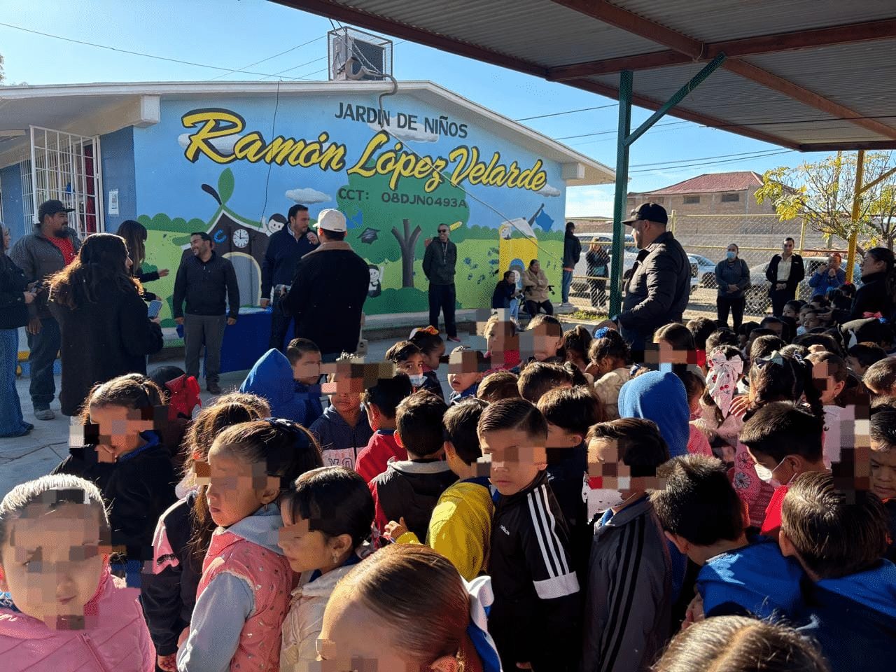 Municipio distribuye más de 500 paquetes escolares en primaria y preescolar