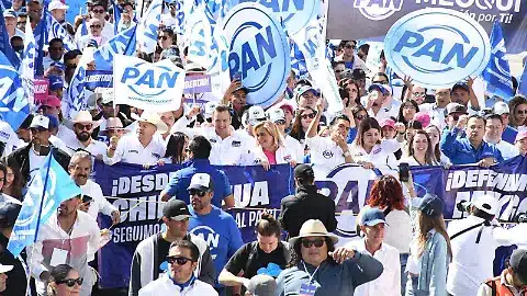 Celebran líderes del PAN mitin en la Plaza de Armas de Chihuahua capital ante más de 10 mil