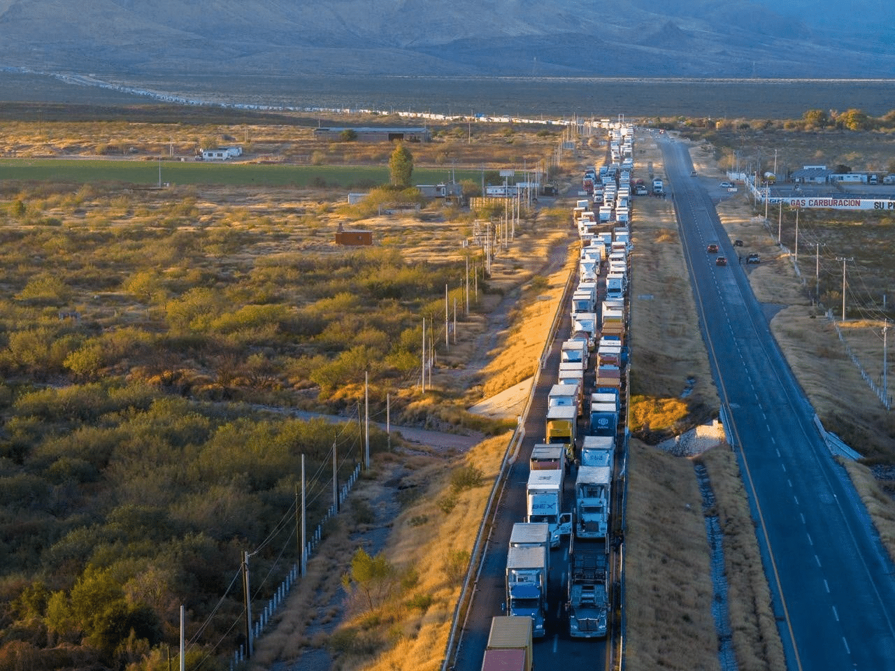 El Centro SICT en el estado de Chihuahua emitió informe al corte de las 18:00 horas por el bloqueo de carreteras por parte de productores y transportistas.