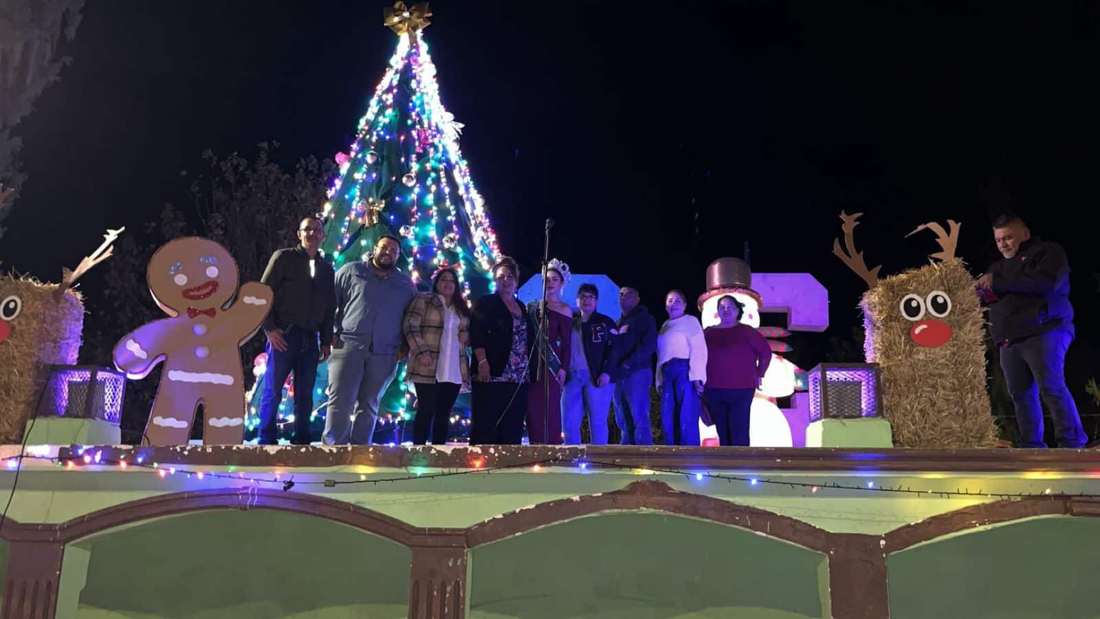 Encienden el árbol navideño en San Francisco de Conchos