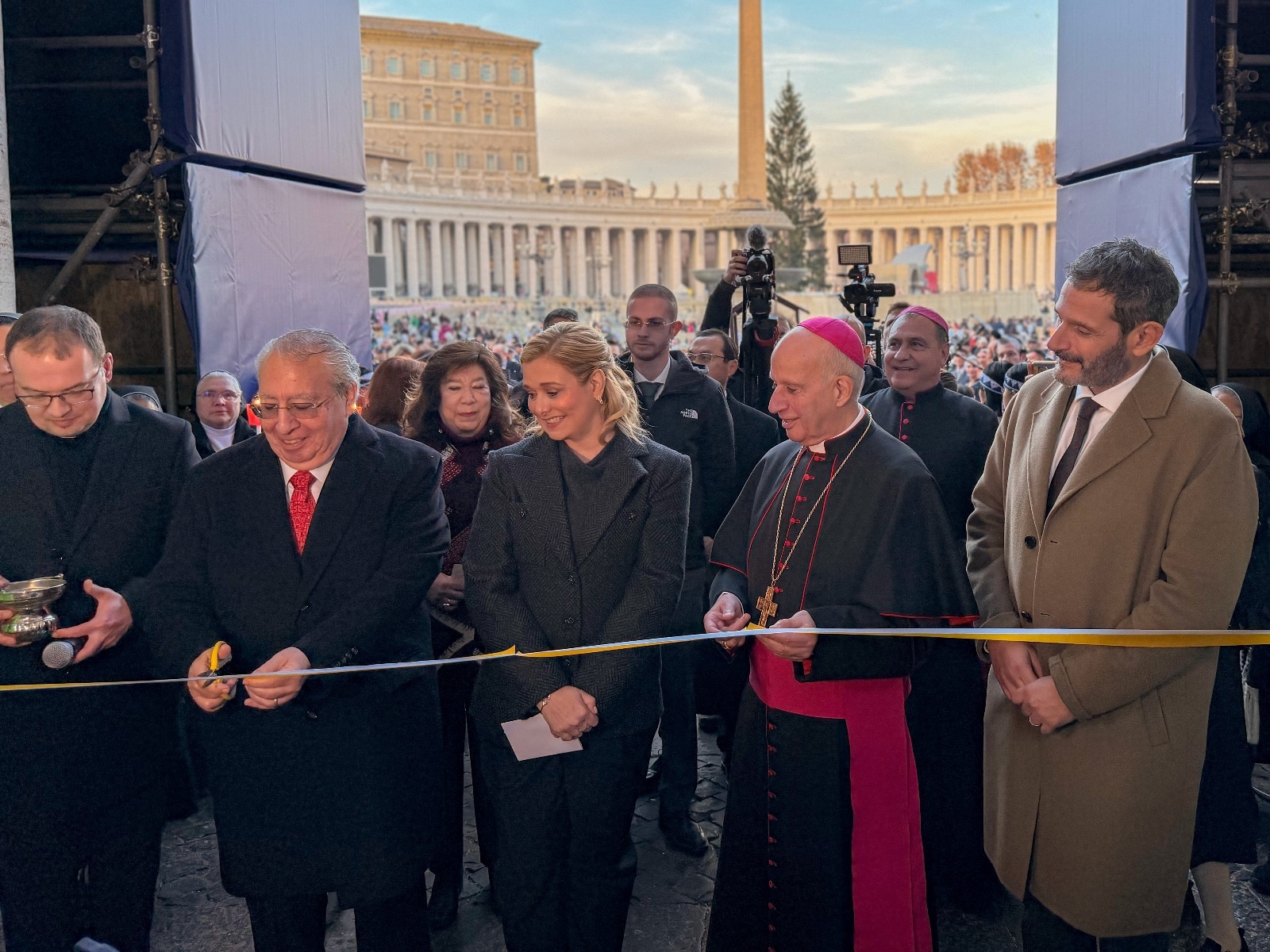 Maru Campos inaugura con nacimiento rarámuri exposición de 100 pesebres en el Vaticano