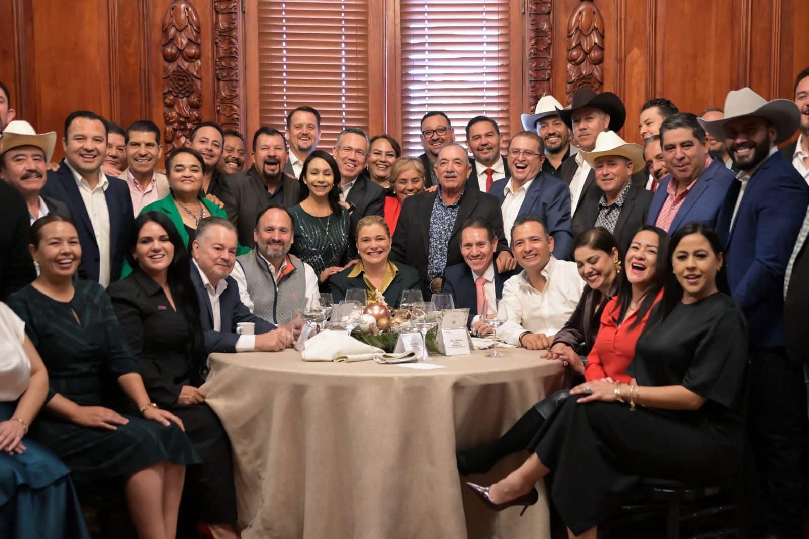 Maru Campos agradece a alcaldes chihuahuenses por su trabajo durante la celebración del brindis navideño en Palacio de Gobierno