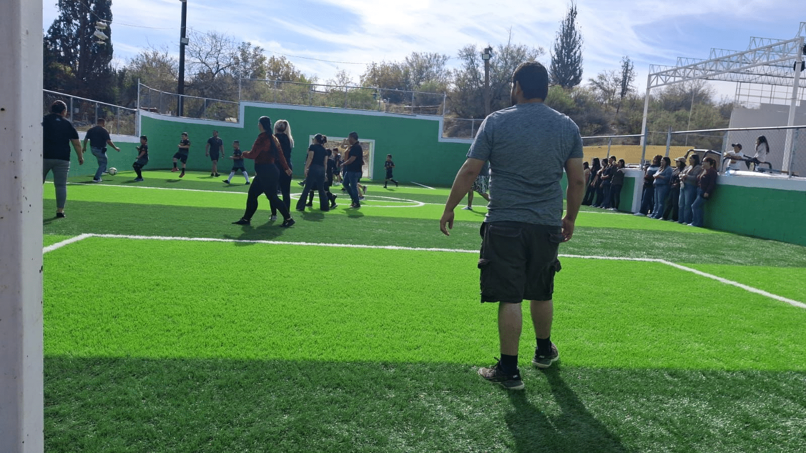 Inaugura alcaldesa Norma Pavía cancha de fútbol rápido con pasto sintético en La Boquilla