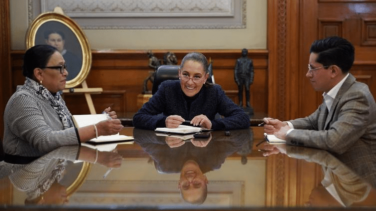 Habló Sheinbaum con León XIV; lo invitó a México