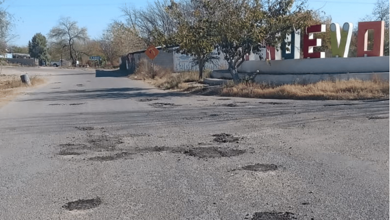 Gobierno de San Francisco de Conchos realiza trabajos de bacheo en Rancho Nuevo
