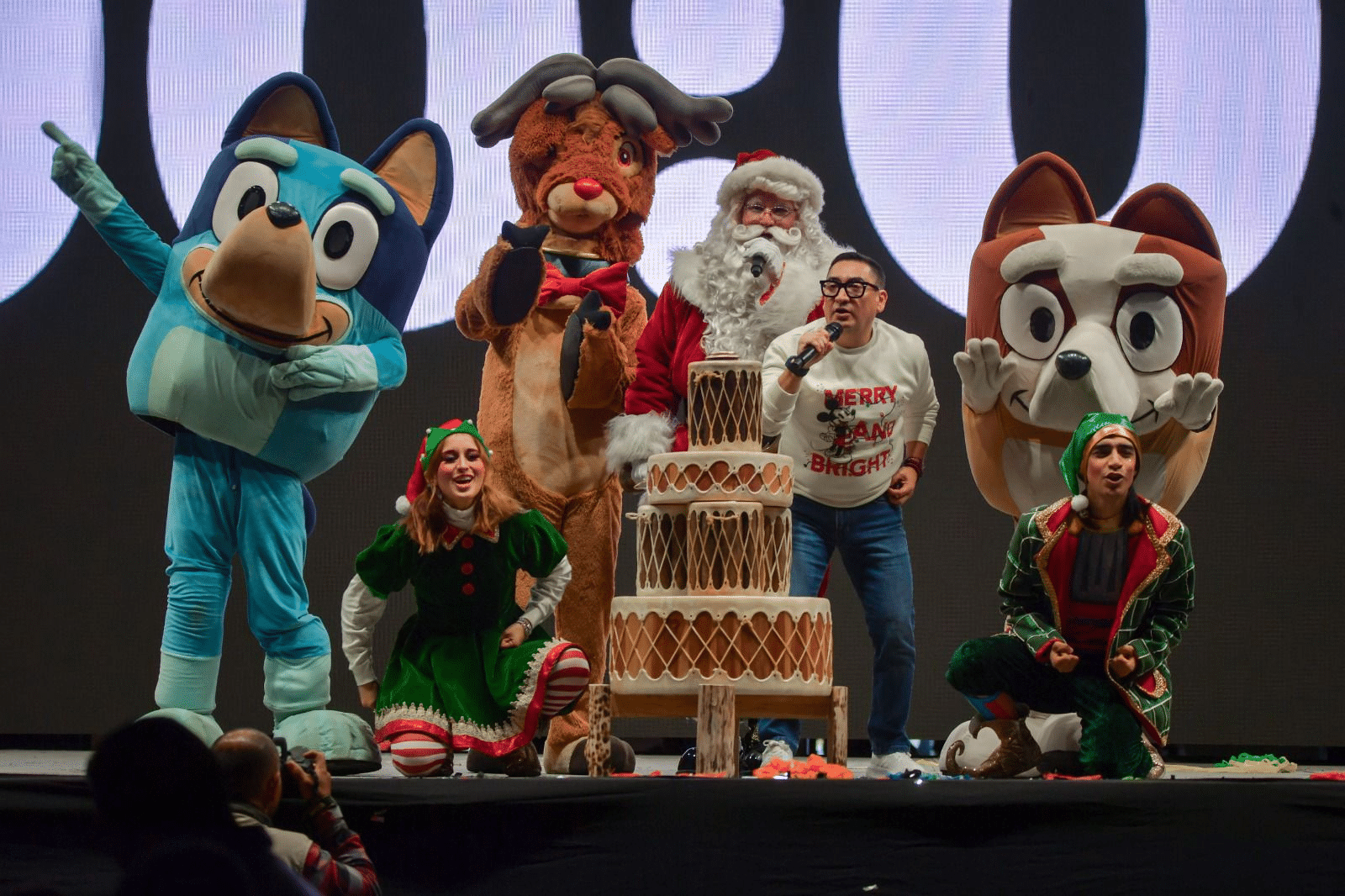 Inicia la fiesta navideña: Se llena de luz la Plaza del Ángel