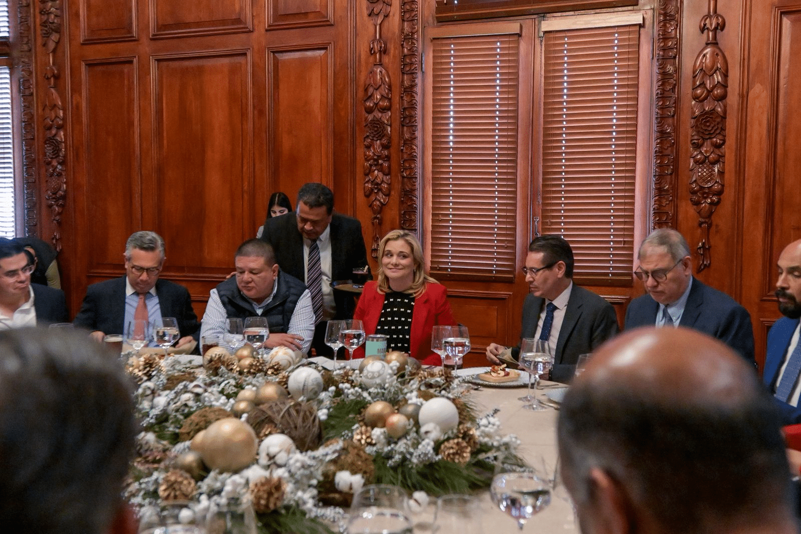 Maru Campos encabeza brindis navideño con miembros de su Gabinete