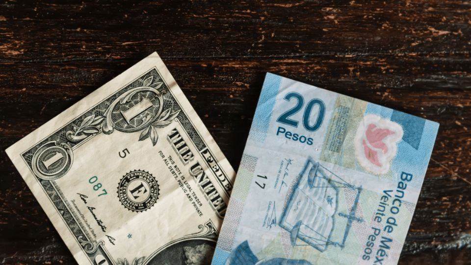 El peso se aprecia 0.85% en la semana y podría cerrar el año con la mayor ganancia desde 1994