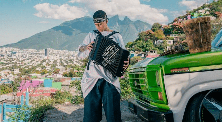 Invitó Santa Fe Klan a baile en su casa por fin de año; darán tamales