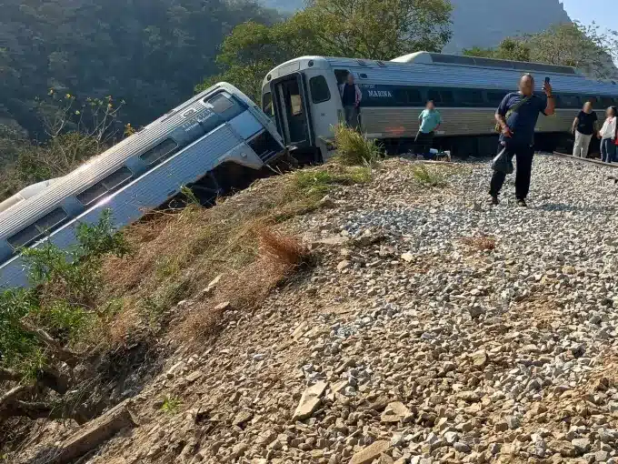 Al menos 13 muertos y 98 heridos deja descarrilamiento del tren Transístmico en Oaxaca