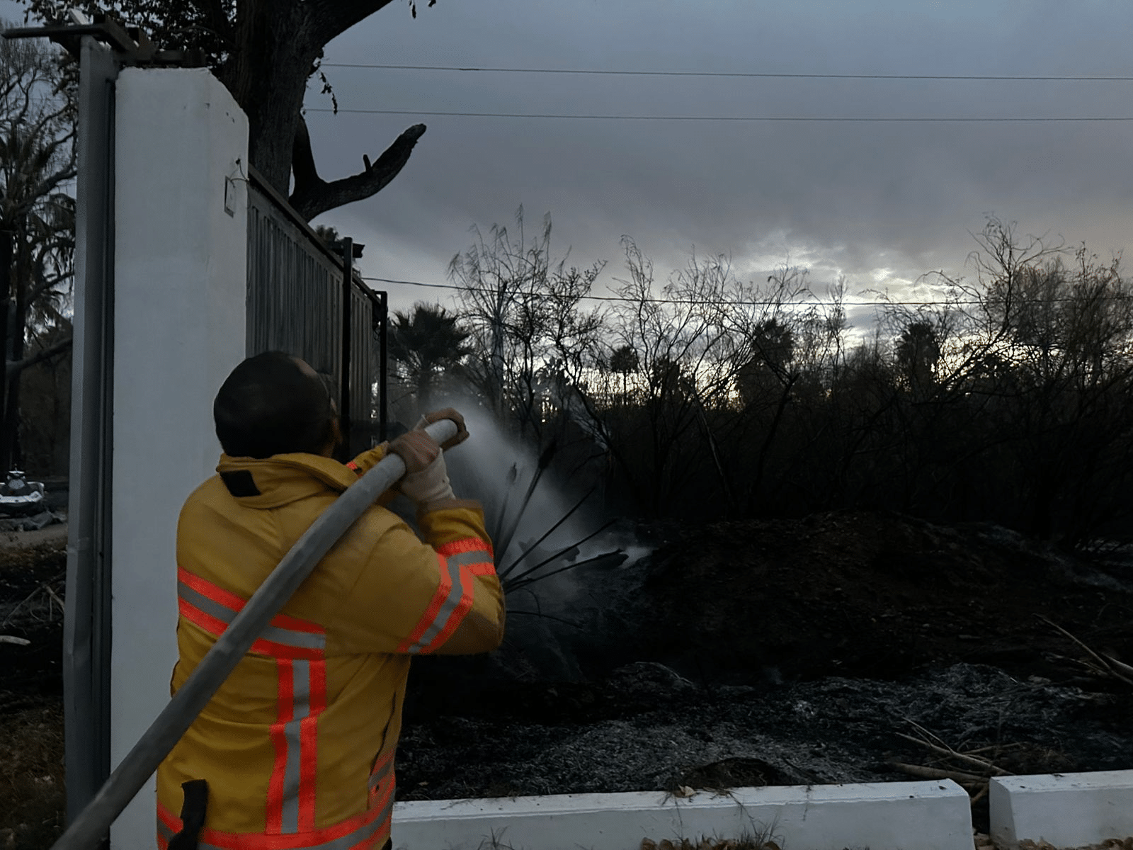 Reconoce Alcaldesa Norma Pavía a cuerpos de seguridad y bomberos por combate a incendio en lotes de Lago Colina