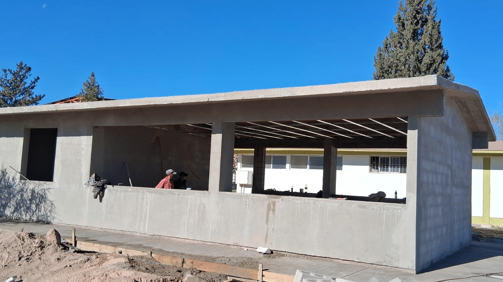 “La educación sigue avanzando: aulas de secundaria, casi listas en La Cruz”