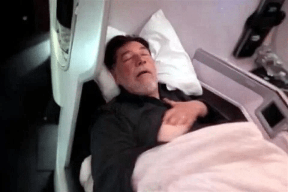 Aseguran que Noroña volvió de Roma en asiento premier