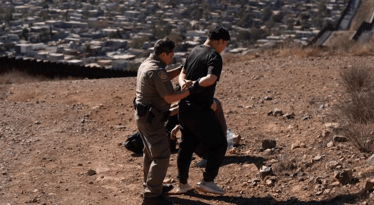 Alerta Embajada de EU por «coyotes» en el muro; extorsionan migrantes