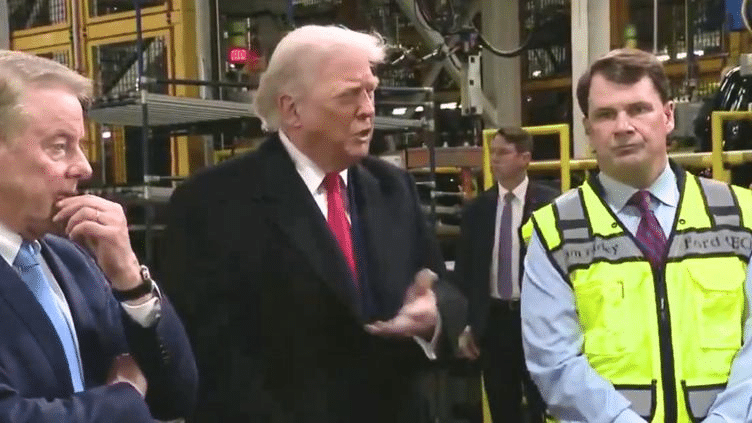 Irrelevante, el TMEC; no necesitamos a Canadá ni México: Trump