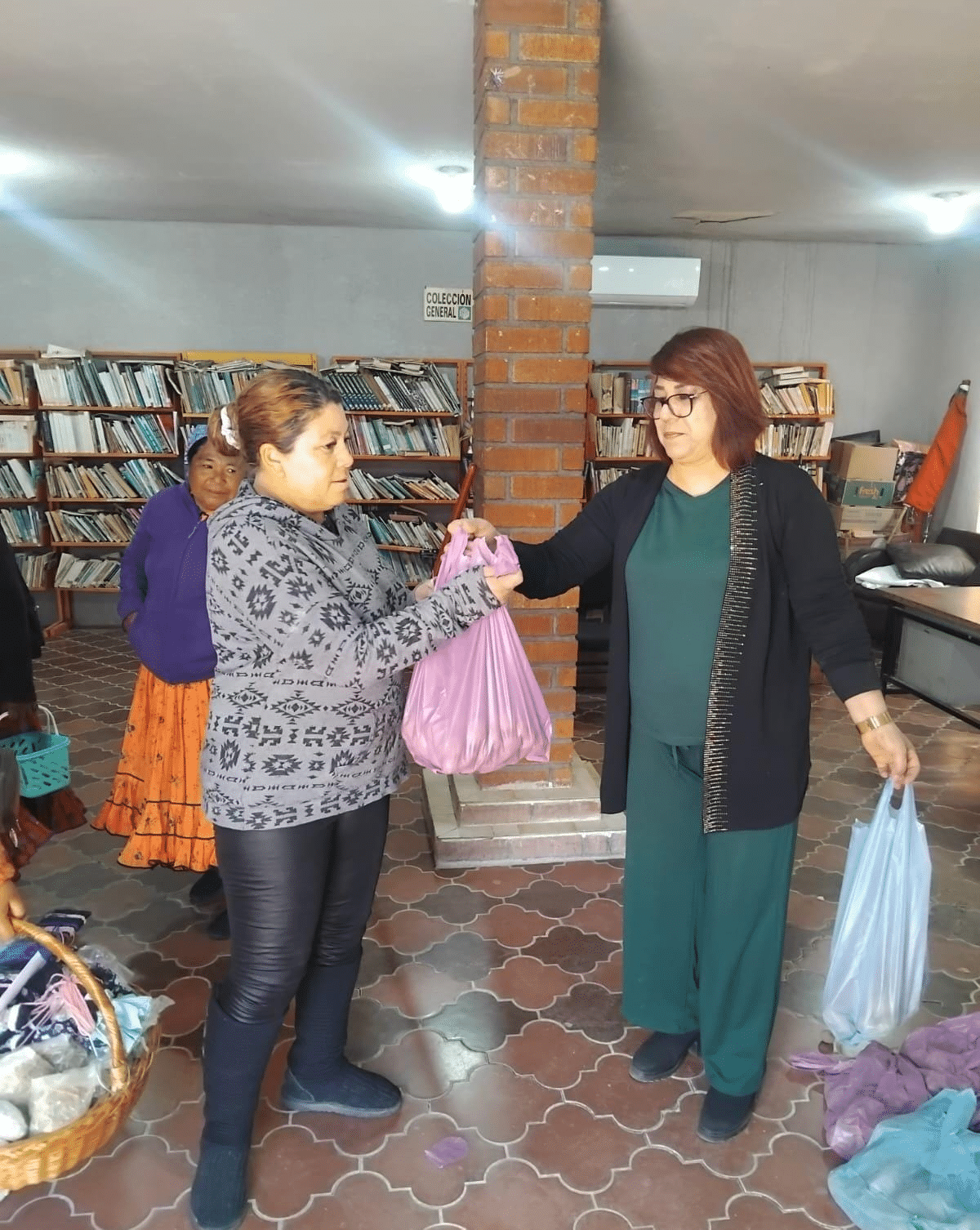 Entregan apoyo alimentario con papa gratuita a familias de La Cruz