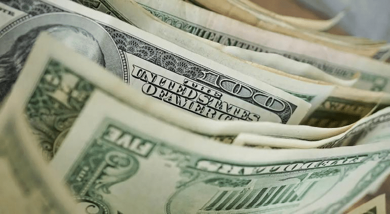 Dólar inició la semana con pérdida ante el peso; así cotizó hoy