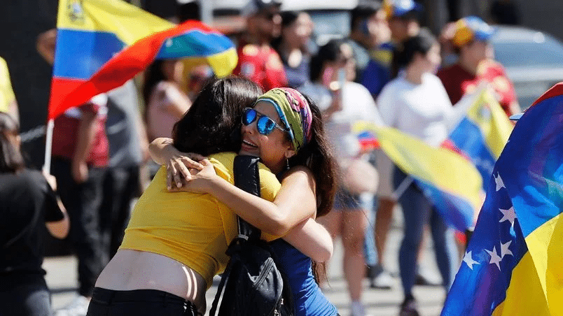 Venezolanos alrededor del mundo celebran caída de Maduro; en Caracas chavistas exigen su regreso