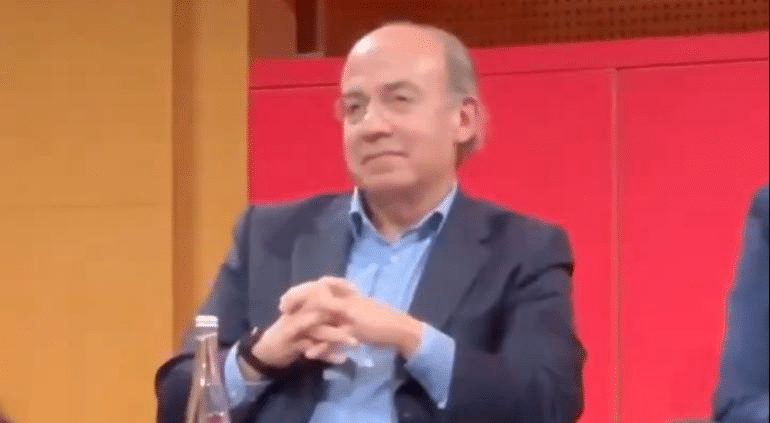 «¡Asesino, lárgate!», gritaron alumnos mexicanos a Calderón en París 