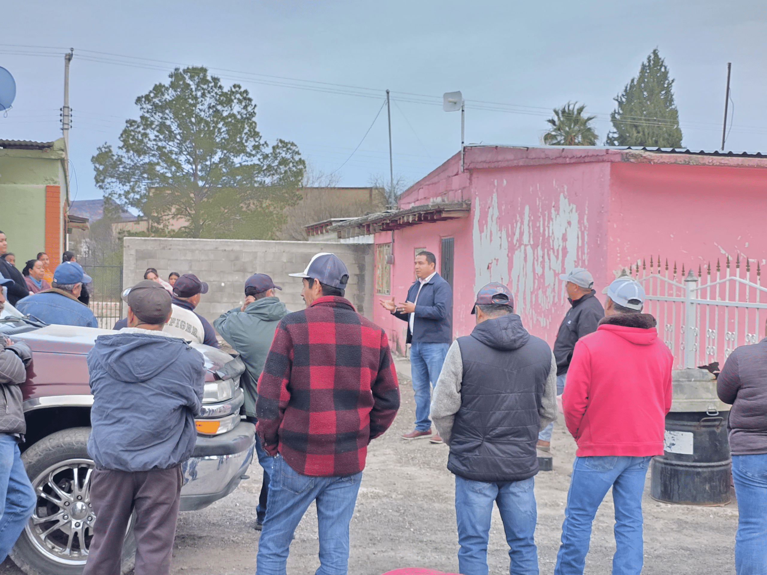Alcalde Sergio Olvera atiende problemática del agua en la comunidad de San Rafael.
