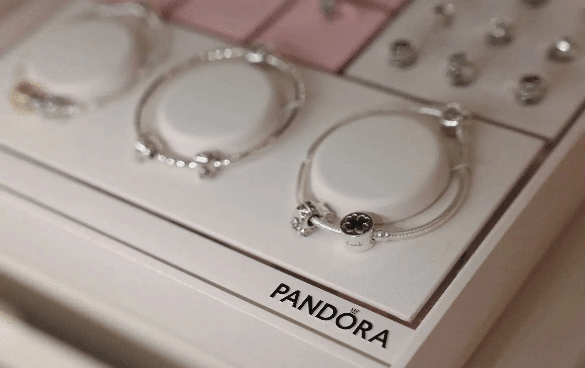 La plata está tan cara que Pandora está cambiando al platino