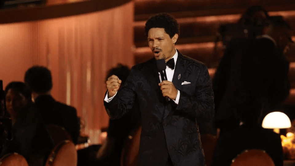 Trump amaga con demandar al presentador de los Grammy por acusarlo de visitar la isla de Epstein