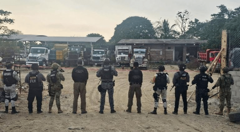 Megacateo en Chiapas: arsenal, chalecos tácticos y 56 vehículos