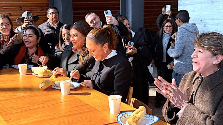 Arma Sheinbaum los tamales tras inauguración del Tren Interubano