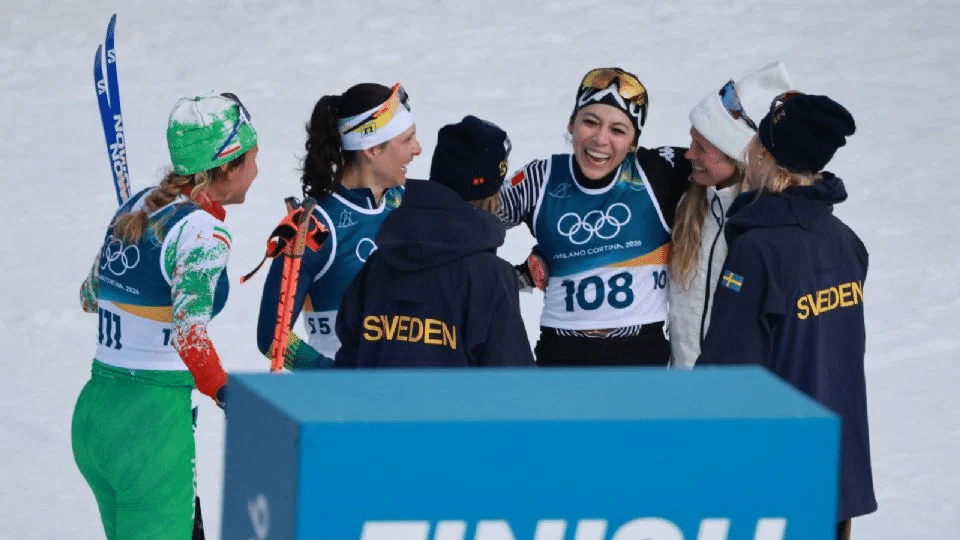 El triunfo del espíritu: la mexicana Regina Martínez llega última en esquí de 10 km en los Juegos Olímpicos de Invierno y es felicitada por las ganadoras