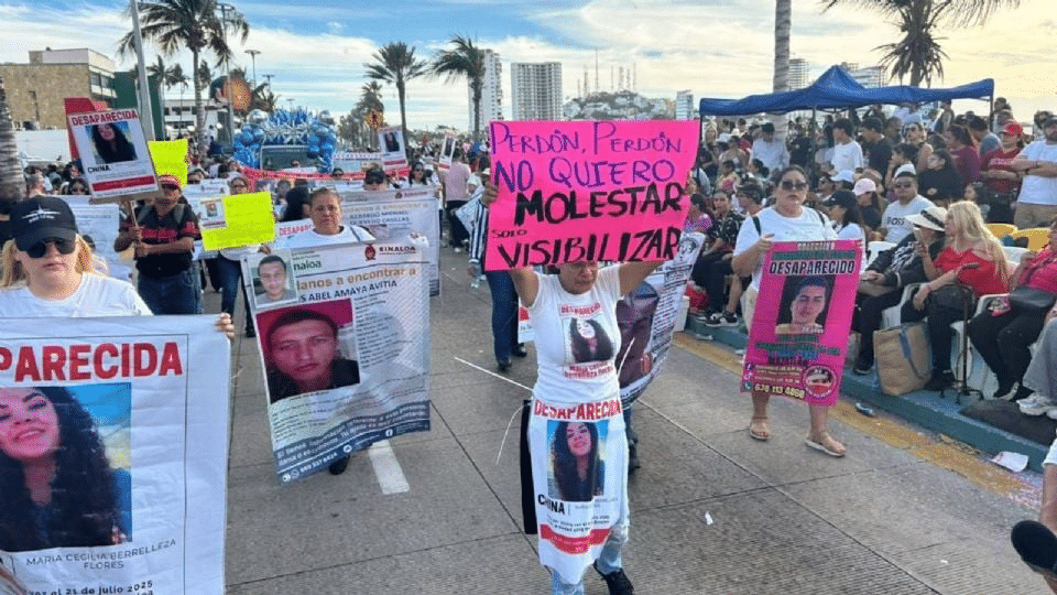 Madres buscadoras protestan en el Carnaval de Mazatlán para visibilizar a sus desaparecidos