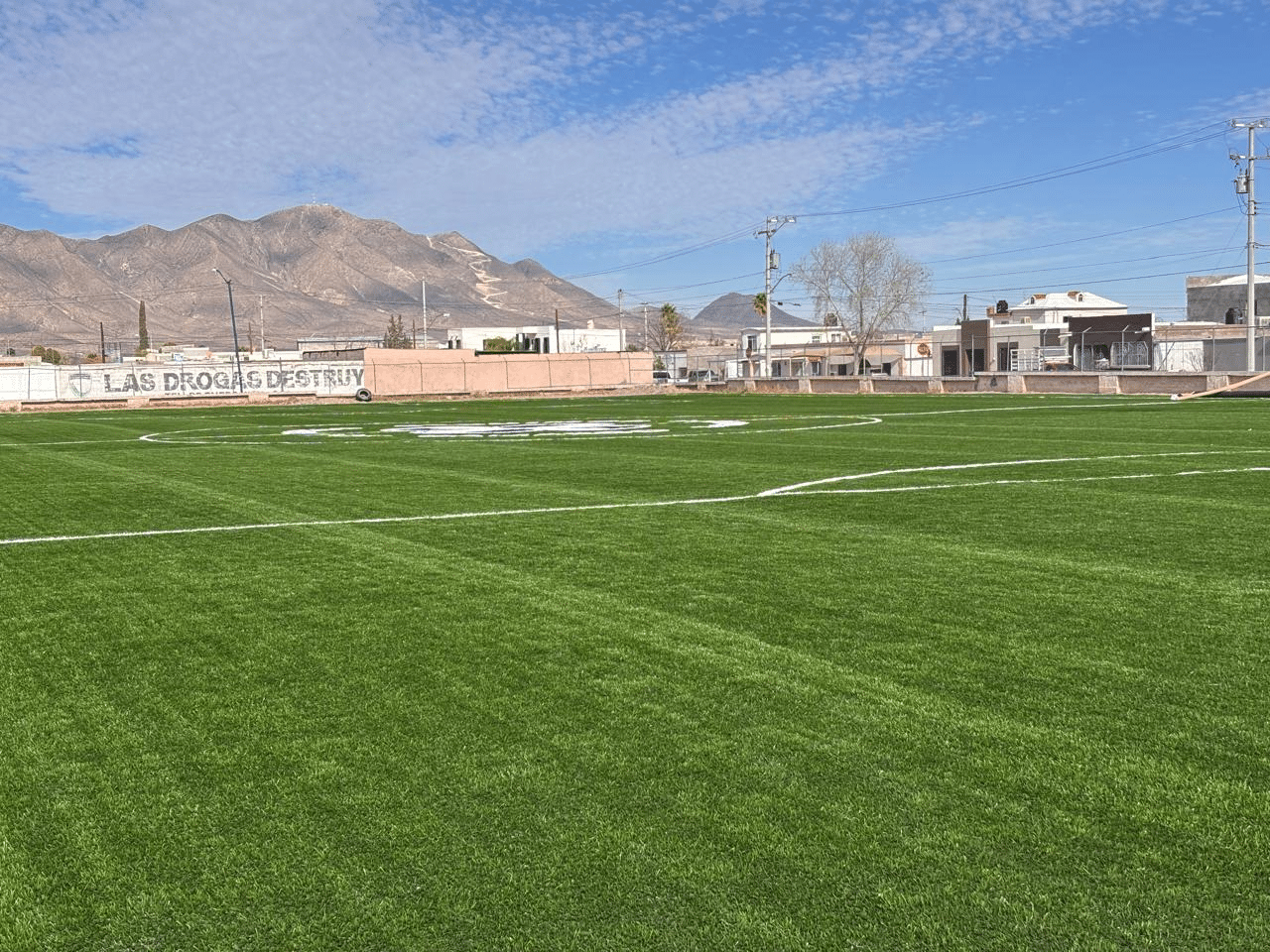 Cancha de fútbol 11 con pasto sintético alcanza 90% de avance en Camargo