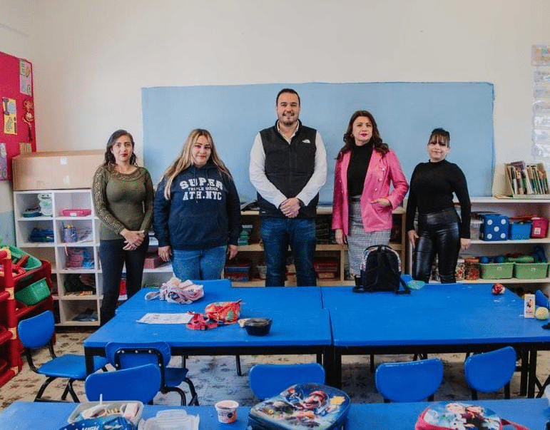 Municipio y Estado continuan apoyando a las escuelas de Camargo, entregan mobiliario a preescolar Arturo Armendáriz