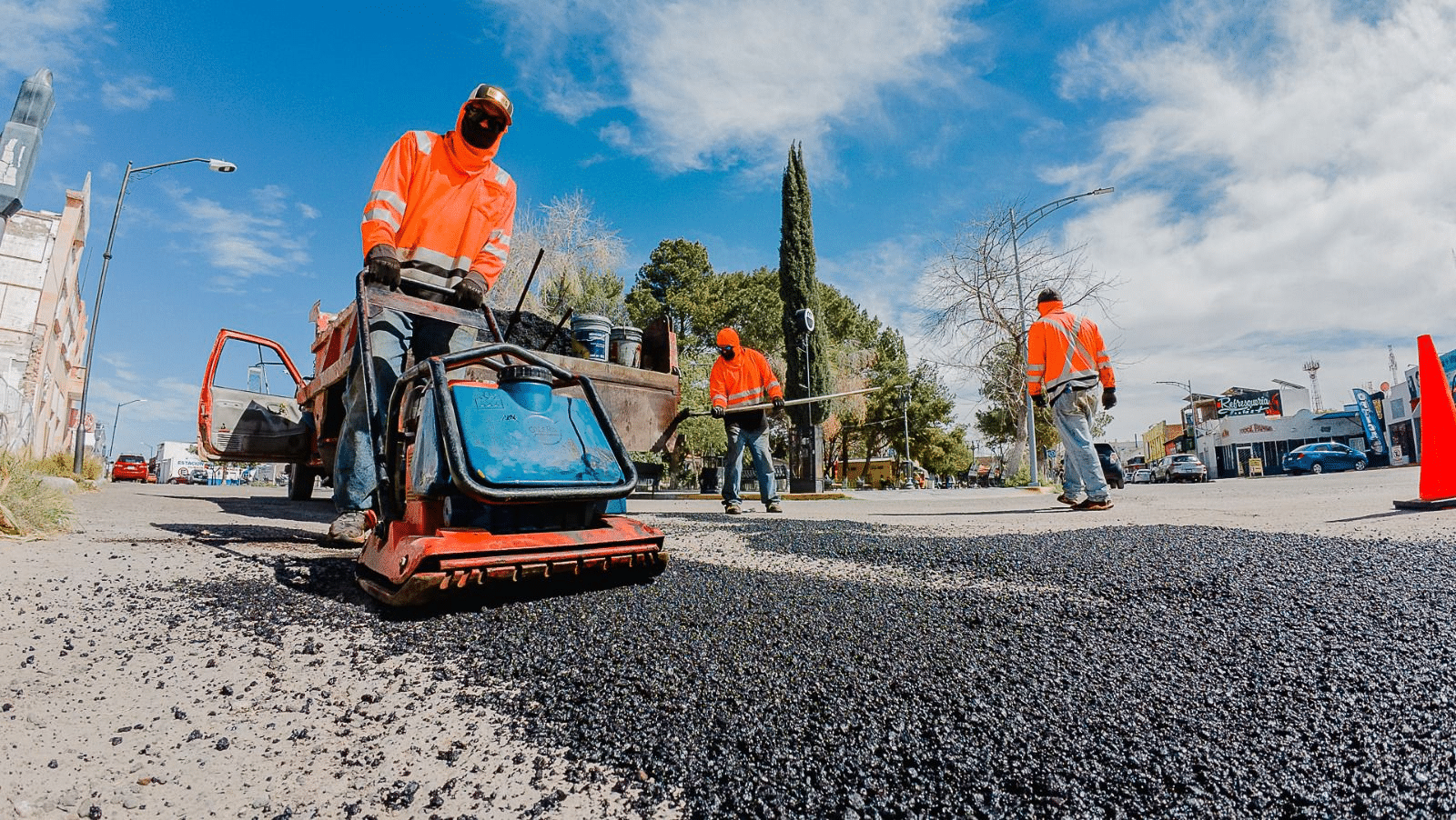 Avanza “Tache a Cada Bache” con trabajos de bacheo en el centro de Camargo