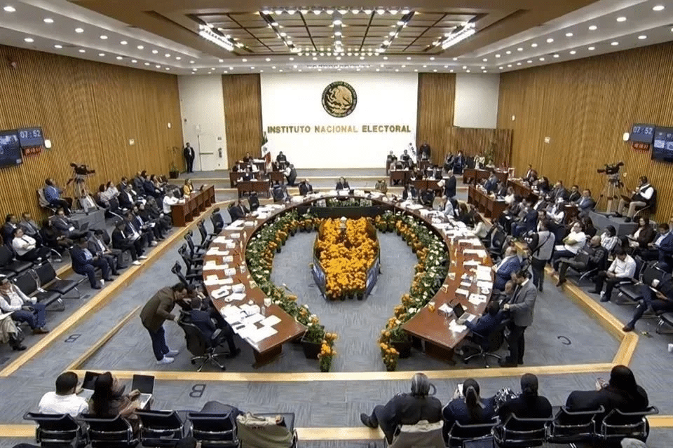 Saldrían por reforma electoral 12 mil trabajadores del INE