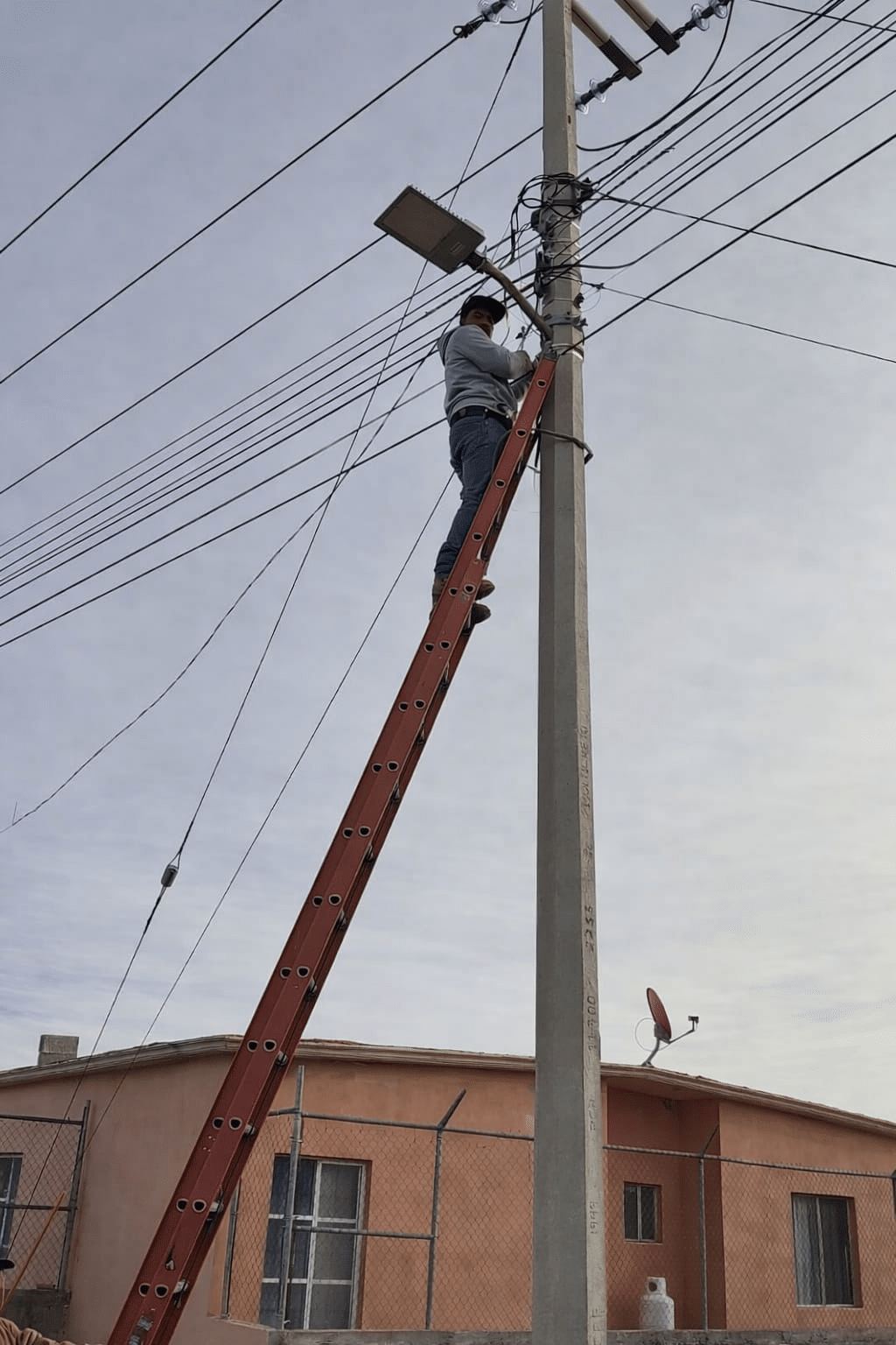 Avanza La Cruz en modernización total del alumbrado público