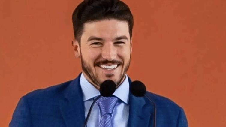 Tunden a Samuel García; le dijo “metiche” a mujer que pidió escuelas