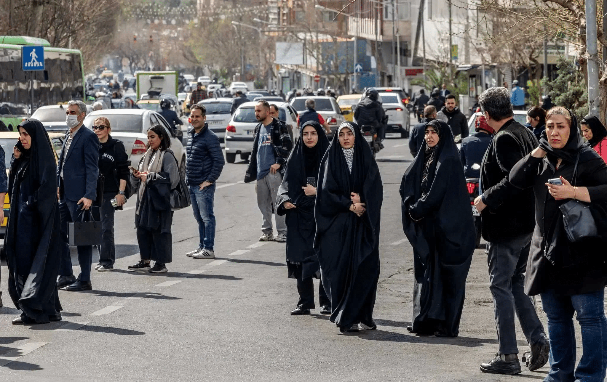 Mientras EU bombardea Teherán, algunos iraníes se sienten abandonados por sus líderes