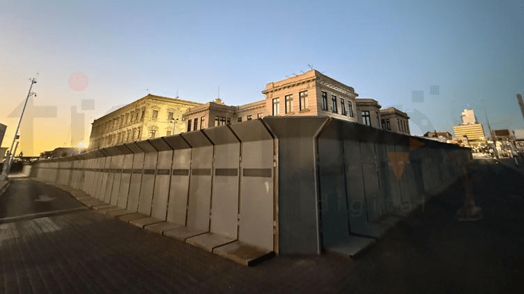 Amanecen «blindados» edificios del Centro; instalaron vallas