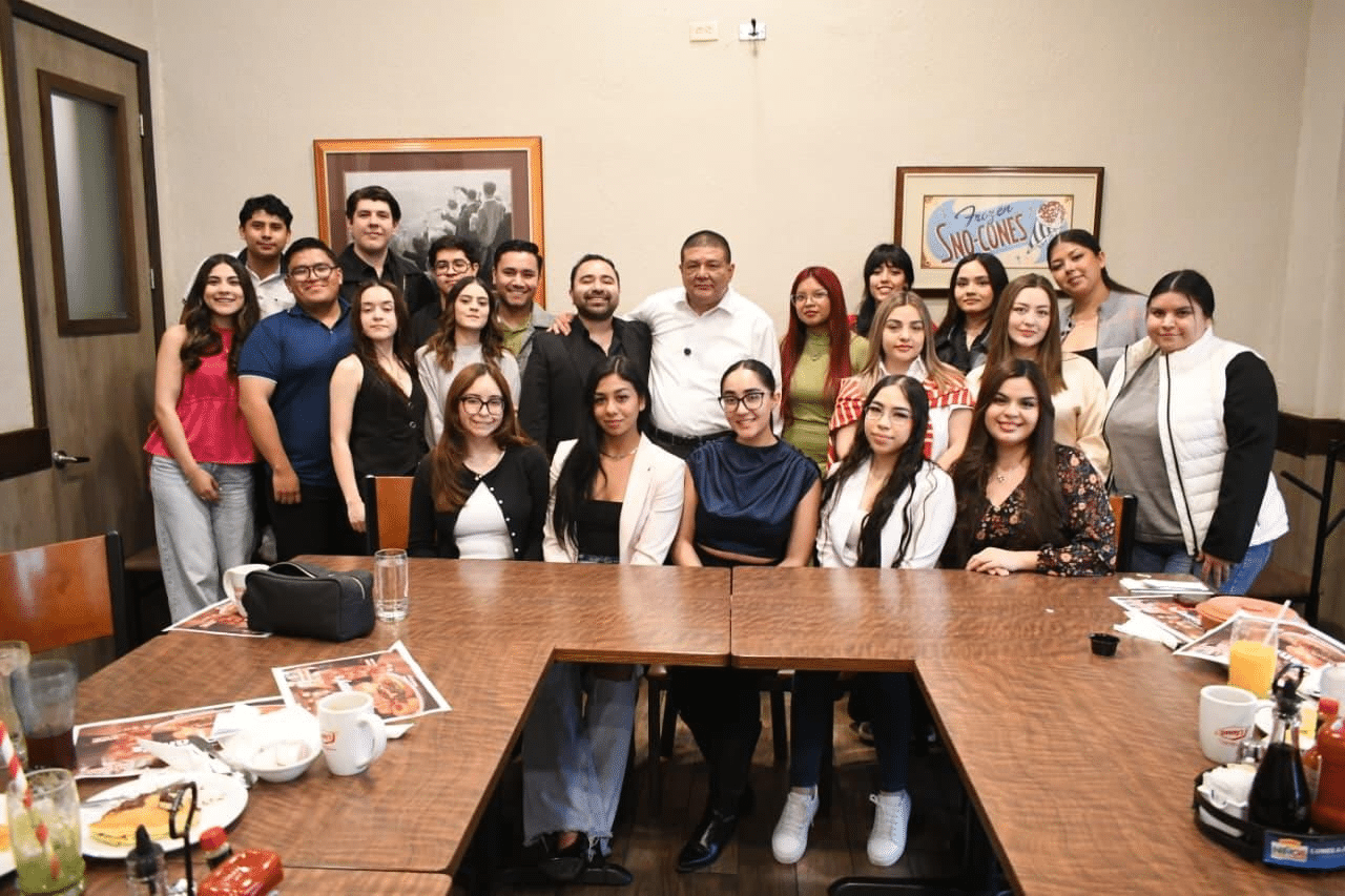 Dialoga Fiscal César Jáuregui con estudiantes de la URN