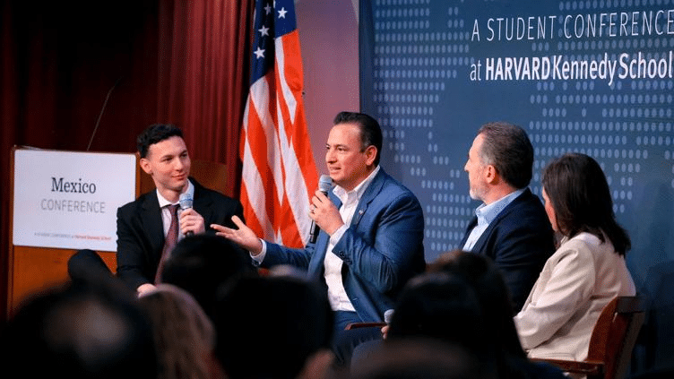 Comparte Bonilla estrategias de Chihuahua vs inseguridad en Harvard