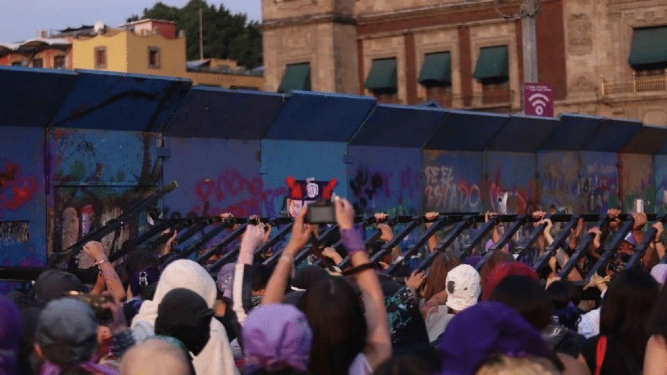 Detienen a nueve hombres ajenos a la movilización del 8M por destrozos en el edificio de Gobierno de la CDMX