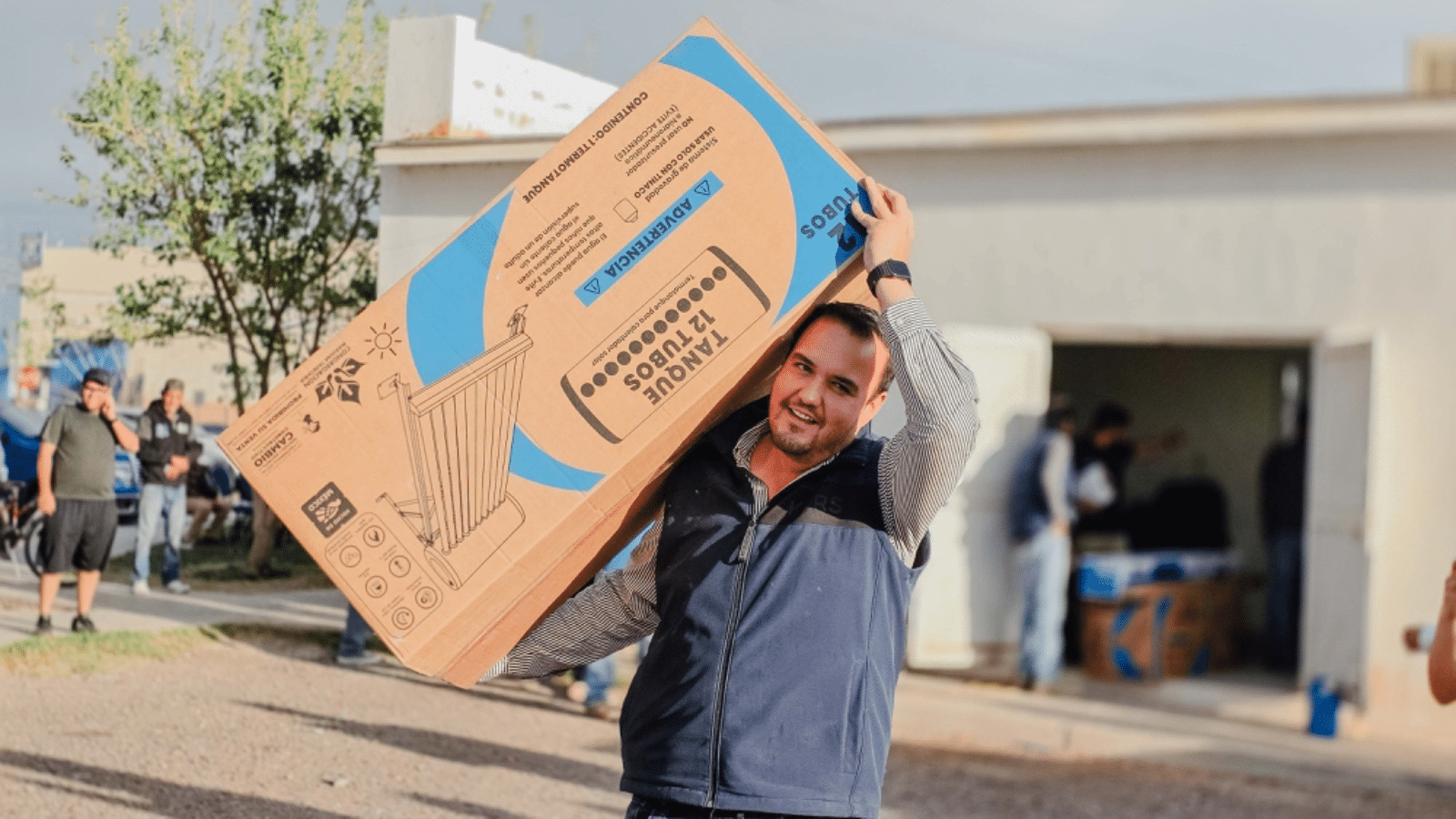 Presidente municipal Jorge Aldana entrega más de 50 boilers solares que generarán ahorro a familias camarguenses