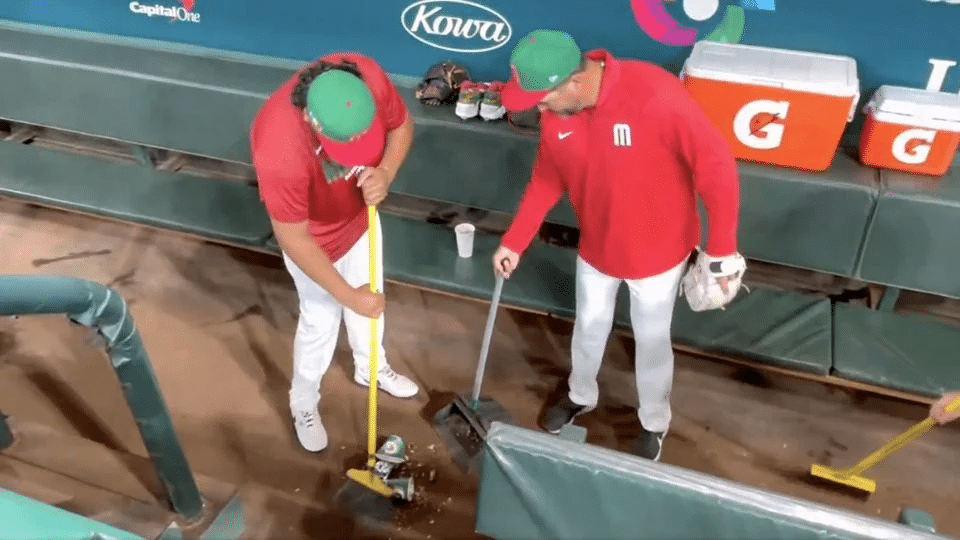 Ganadores y ejemplares: jugadores de la Selección Mexicana de Beisbol levantan la basura en su partido contra Brasil del Clásico Mundial