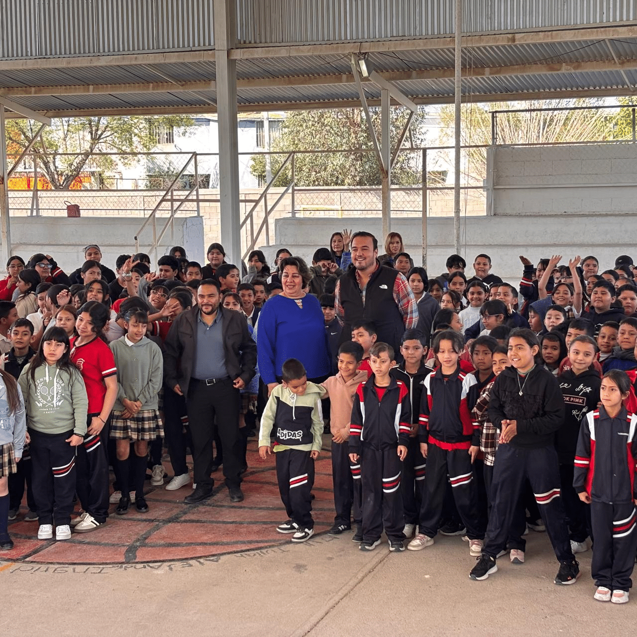 Gobierno Municipal fortalece escuelas con entrega de mobiliario en Cuatro Milpas