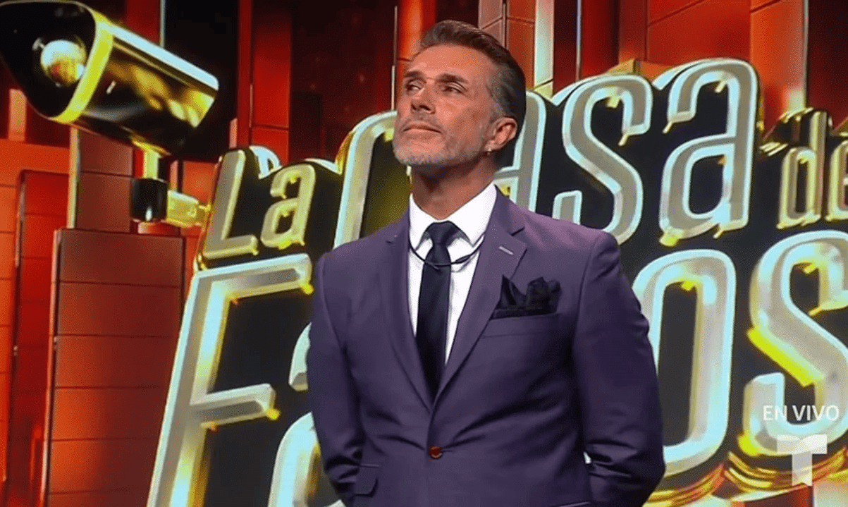 Lanzaron insultos a Sergio Mayer afuera de su casa: «farsante»