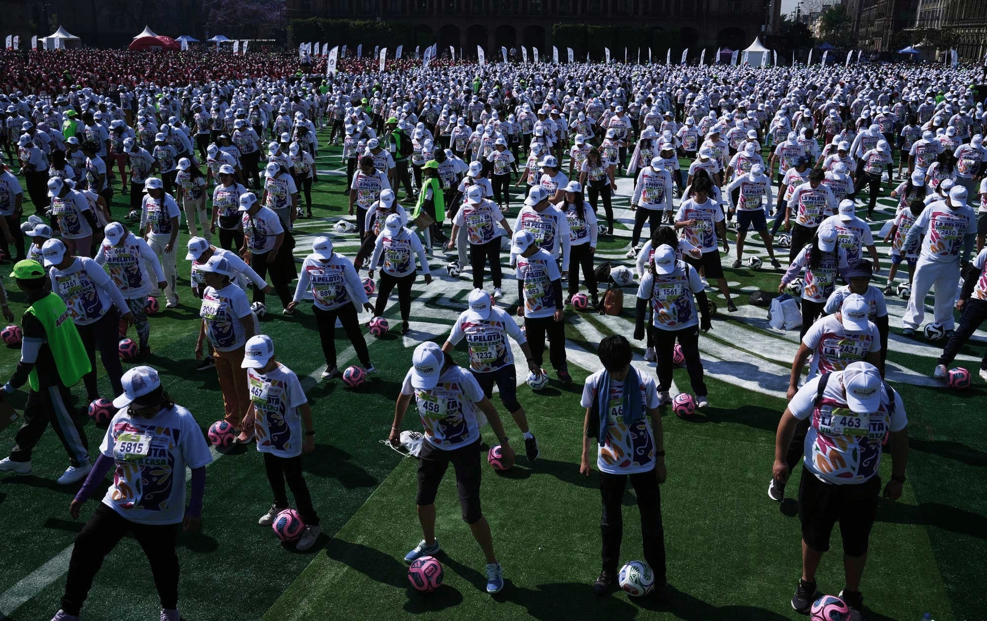 Establece CDMX el récord mundial de la clase de fútbol más grande