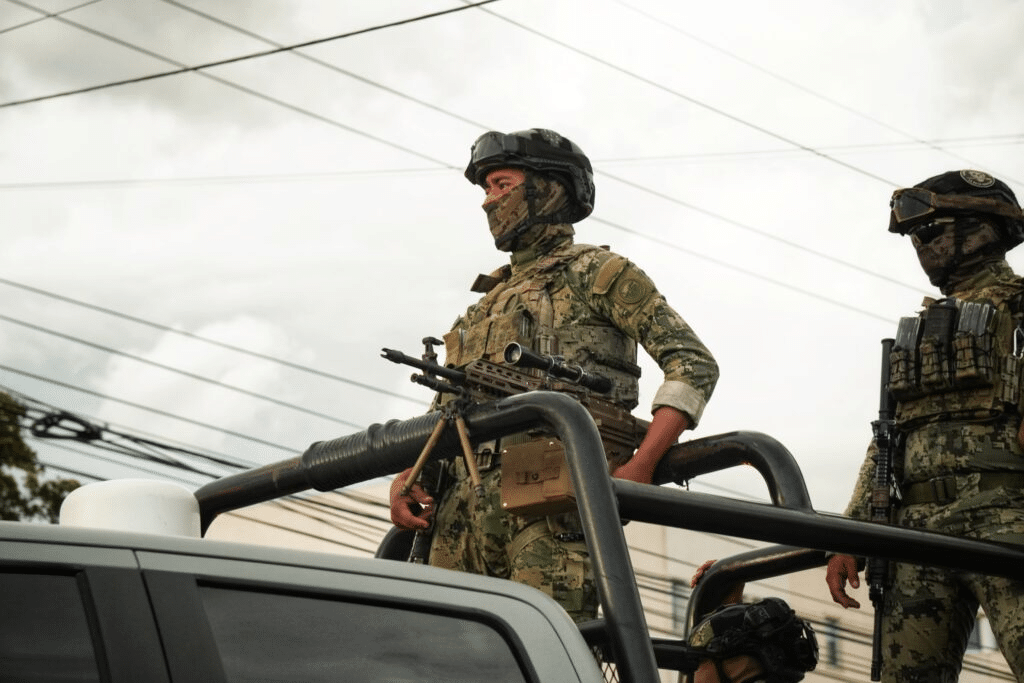 Enfrentamiento entre sicarios y marinos en la sierra de Mazatlán