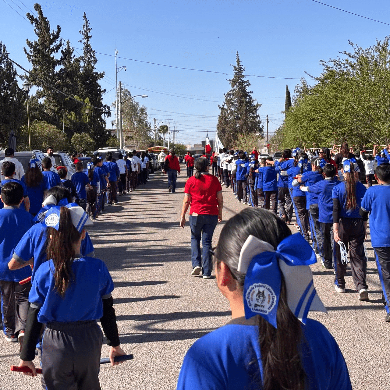 Creciente participación marca desfile conmemorativo del 18 de marzo en Camargo