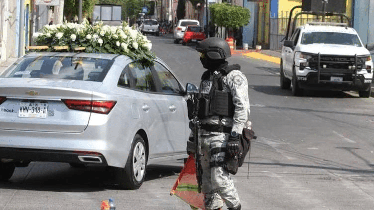 Revisa GN arreglos florales que llegan a funeral de El Mencho