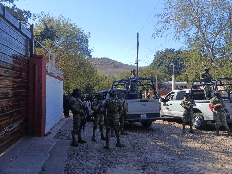Bajan del helicóptero y ¡liberan a hija del Mayo!